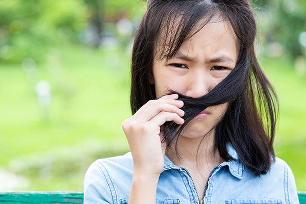 How to Remove Onion Smell From the Hair
